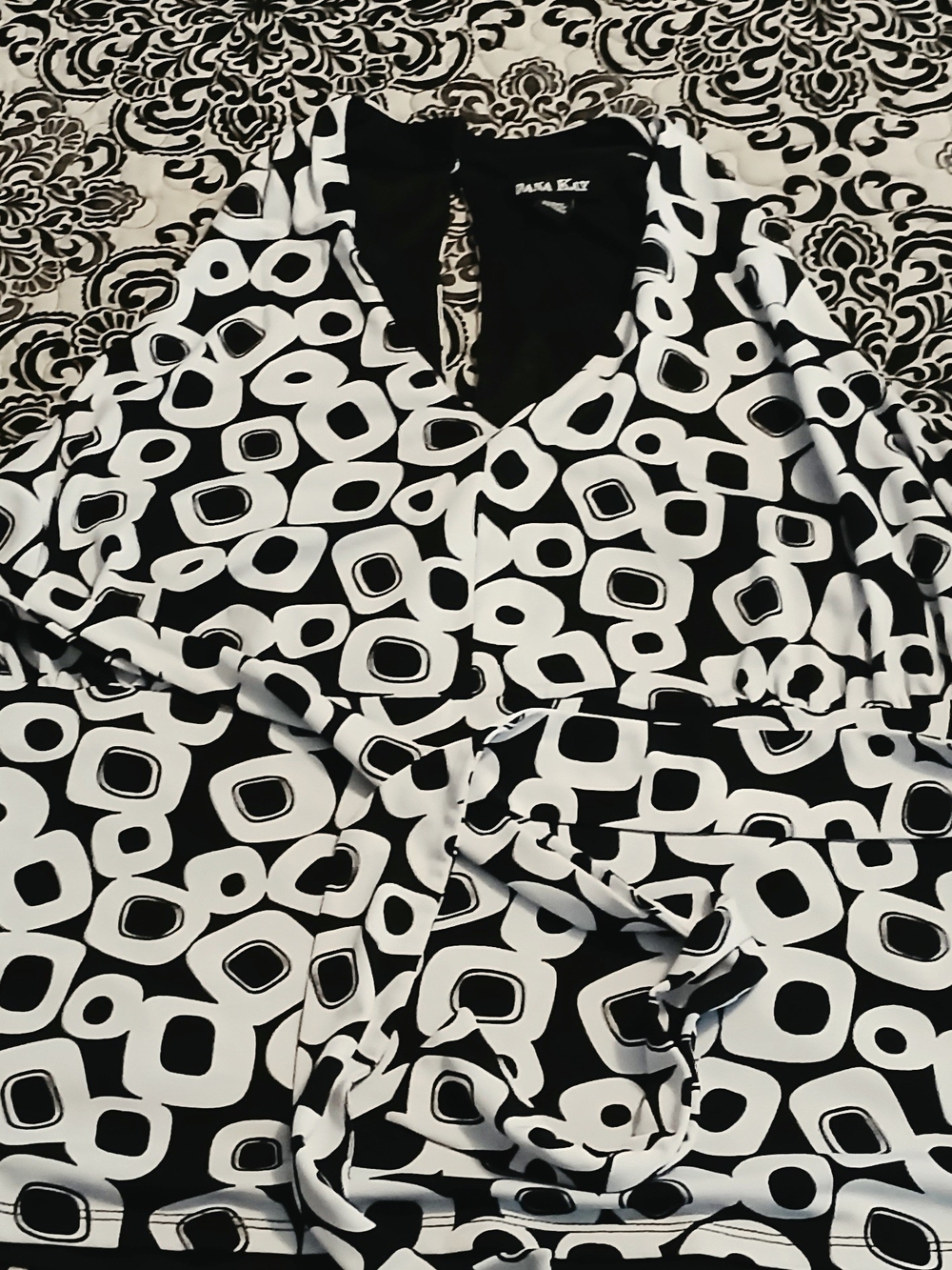 Dana Kay Black & White Geometric Wrap Top Size 20